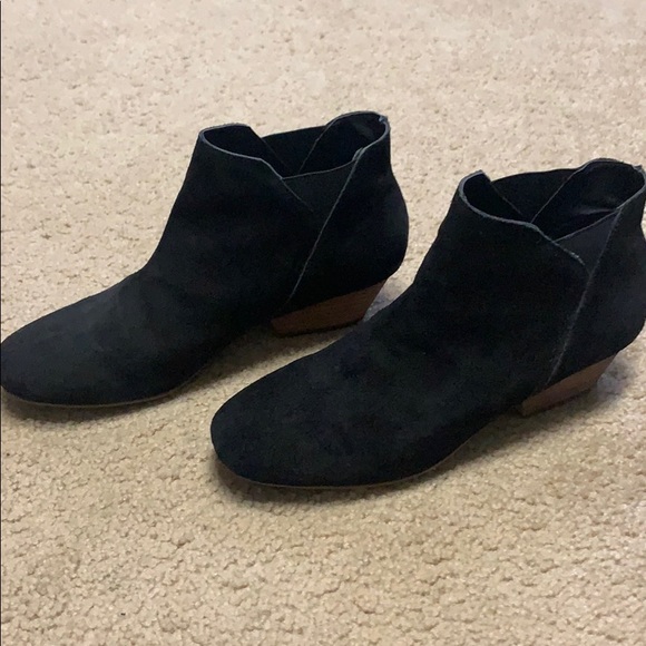 Adam Tucker bootie in black. Size 9 - Picture 2 of 5